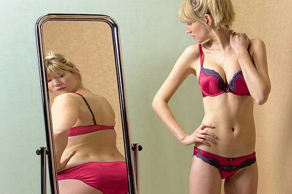 Зрелая блондинка любуется большими сиськами стоя у зеркала